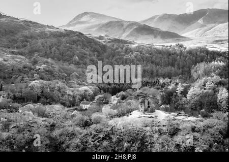 Dies ist die mittelalterliche Turmfestung Dolpadarn Castle aus dem 13. Jahrhundert, die von Llewelyn dem Großen in der Nähe des walisischen Dorfes Llanberis erbaut wurde Stockfoto