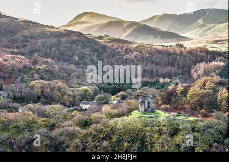 Dies ist die mittelalterliche Turmfestung Dolpadarn Castle aus dem 13. Jahrhundert, die von Llewelyn dem Großen in der Nähe des walisischen Dorfes Llanberis erbaut wurde Stockfoto