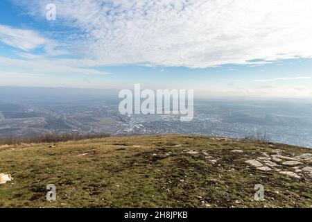 Schönes Panorama mit Treppen zu den Bergen und der Stadt Pyatigorsk vom Berg Maschuk. Stawropol Region, Russland. Februar 2019 Stockfoto