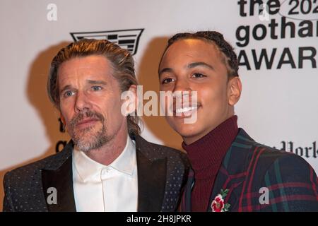 New York, Usa. 29th. November 2021. Ethan Hawke (L) und Joshua Caleb Johnson nehmen an den Gotham Awards 2021 Teil, die das Gotham Film & Media Institute an der Cipriani Wall Street in New York City vergibt. (Foto von Ron Adar/SOPA Images/Sipa USA) Quelle: SIPA USA/Alamy Live News Stockfoto