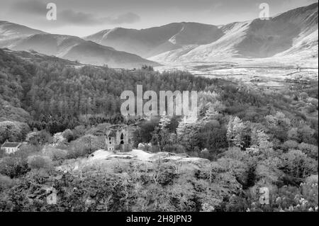 Dies ist die mittelalterliche Turmfestung Dolpadarn Castle aus dem 13. Jahrhundert, die von Llewelyn dem Großen in der Nähe des walisischen Dorfes Llanberis erbaut wurde Stockfoto