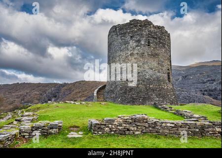 Dies ist die mittelalterliche Turmfestung Dolpadarn Castle aus dem 13. Jahrhundert, die von Llewelyn dem Großen in der Nähe des walisischen Dorfes Llanberis erbaut wurde Stockfoto