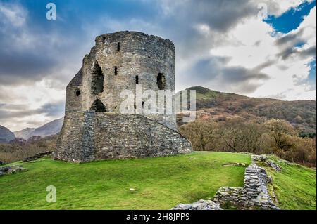 Dies ist die mittelalterliche Turmfestung Dolpadarn Castle aus dem 13. Jahrhundert, die von Llewelyn dem Großen in der Nähe des walisischen Dorfes Llanberis erbaut wurde Stockfoto