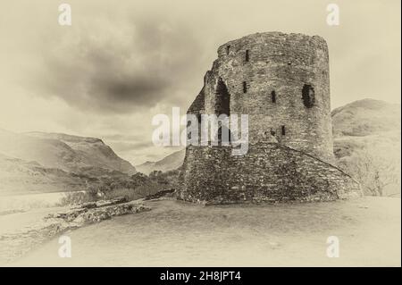 Dies ist die mittelalterliche Turmfestung Dolpadarn Castle aus dem 13. Jahrhundert, die von Llewelyn dem Großen in der Nähe des walisischen Dorfes Llanberis erbaut wurde Stockfoto