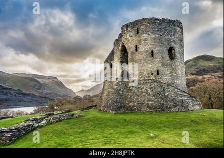 Dies ist die mittelalterliche Turmfestung Dolpadarn Castle aus dem 13. Jahrhundert, die von Llewelyn dem Großen in der Nähe des walisischen Dorfes Llanberis erbaut wurde Stockfoto