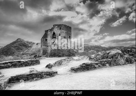 Dies ist die mittelalterliche Turmfestung Dolpadarn Castle aus dem 13. Jahrhundert, die von Llewelyn dem Großen in der Nähe des walisischen Dorfes Llanberis erbaut wurde Stockfoto