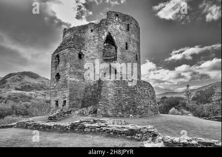 Dies ist die mittelalterliche Turmfestung Dolpadarn Castle aus dem 13. Jahrhundert, die von Llewelyn dem Großen in der Nähe des walisischen Dorfes Llanberis erbaut wurde Stockfoto