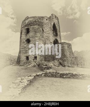 Dies ist die mittelalterliche Turmfestung Dolpadarn Castle aus dem 13. Jahrhundert, die von Llewelyn dem Großen in der Nähe des walisischen Dorfes Llanberis erbaut wurde Stockfoto