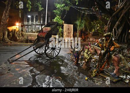 Kolkatas Rickshaw-Abzieher. Die dichte Metropole gehört zu den einzigen Orten in Indien – und zu den wenigen, die auf der Welt noch übrig sind – wo noch immer Flotten von handgezogenen Rikschas auf den Straßen unterwegs sind. Kalkutta, Indien. Stockfoto