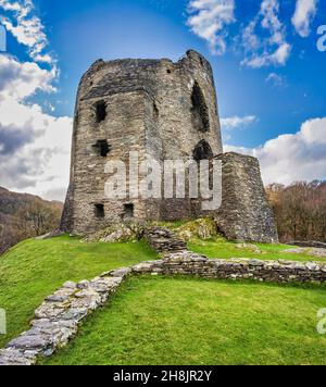 Dies ist die mittelalterliche Turmfestung Dolpadarn Castle aus dem 13. Jahrhundert, die von Llewelyn dem Großen in der Nähe des walisischen Dorfes Llanberis erbaut wurde Stockfoto