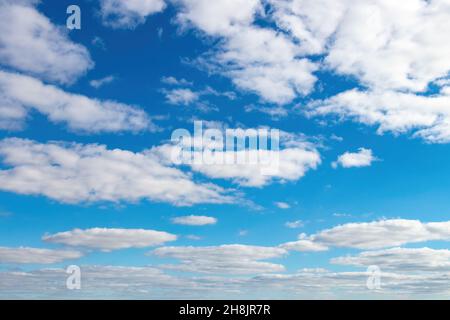 Blick auf einen bewölkten Himmel im Hintergrund Stockfoto