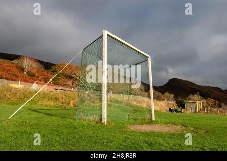 Die Toröffnung des Sports von shinty, spielte vor allem in Schottland. Diese Ziele sind in Kirkton, der Heimat des Kinlochshiel Shinty Club seit Mai Jahren. Stockfoto