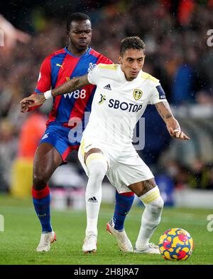 Tyrick Mitchell (links) von Crystal Palace und Raphinha von Leeds United kämpfen während des Premier League-Spiels in der Elland Road, Leeds, um den Ball. Bilddatum: Dienstag, 30. November 2021. Stockfoto