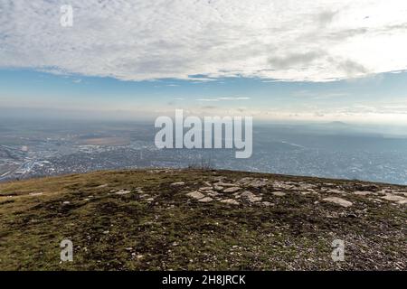 Schönes Panorama mit Treppen zu den Bergen und der Stadt Pyatigorsk vom Berg Maschuk. Stawropol Region, Russland. Februar 2019 Stockfoto
