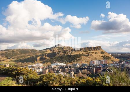 Blick auf die Klippen der Salisbury Crags von Calton Hill, Edinburgh, Schottland. Stockfoto