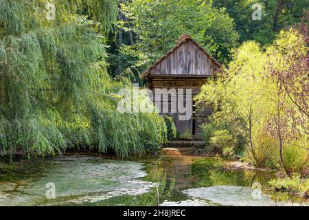 Johnson City, Tennessee, USA - 5. September 2021: Quellenhaus für die Lagerung von Lebensmitteln, um kühl zu bleiben. Stockfoto