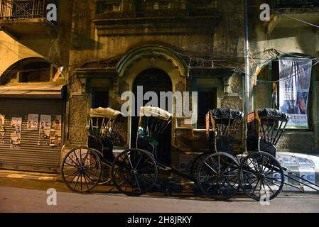 Straßen in der Nacht in Kalkutta. Kolkata (ehemals Kalkutta) ist die Hauptstadt des westbengalen Staates Indiens. Gegründet als Handelsposten der East India Company, war es von 1773 bis 1911 die Hauptstadt Indiens unter dem britischen Raj. Heute ist es für seine großartige Kolonialarchitektur, Kunstgalerien und kulturellen Festivals bekannt. Hier befindet sich auch das Mutterhaus, Sitz der Missionare der Nächstenliebe, die von Mutter Teresa gegründet wurden und deren Grab sich vor Ort befindet. Stockfoto