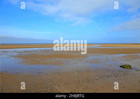 Ausgedehnter Old Hunstanton Strand bei Ebbe auf dem Peddlers Way Trail und Norfolk Coast Path, Norfolk, England, Großbritannien. Stockfoto