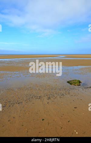 Ausgedehnter Old Hunstanton Strand bei Ebbe auf dem Peddlers Way Trail und Norfolk Coast Path, Norfolk, England, Großbritannien. Stockfoto