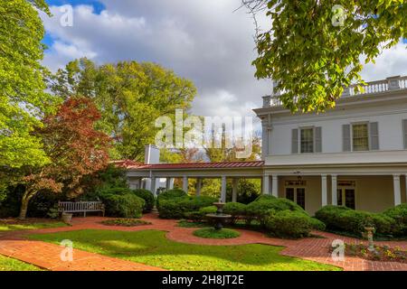 Kingsport, Tennessee, USA - 26. September 2021: Allandale Mansion und Anwesen, erbaut 150 im Besitz von Harvey und Ruth Brooks, die Black Angus Katze großgezogen haben Stockfoto