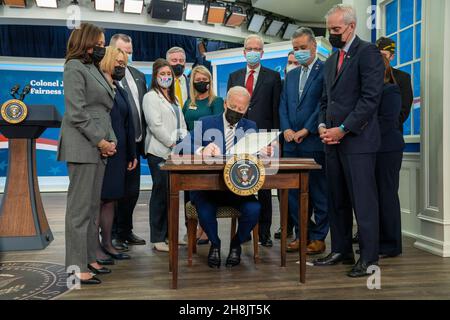 Präsident Joe Biden unterzeichnet im South Court Auditorium des Eisenhower Executive Office Building des Weißen Hauses in Washington, DCNovember 30, 2021, ein Gesetz, das nach dem Vater von Kelly McHugh-Stewarts, S.1095, benannt wurde: „Colonel John M. McHugh Tuition Fairness for Survivors Act of 2021. Die von Biden unterzeichneten Gesetze sind S. 796, “Protecting Moms Who Serent Act von 2021, S. 894, “Hire Veteran Health Heroes Act von 2021, S. 1031, „Ein Gesetzentwurf zu verlangen, dass der Comptroller General der Vereinigten Staaten eine Studie über Disparitäten im Zusammenhang mit Rasse und ethnische Zugehörigkeit in Bezug auf bestimmte Leistungen von Th verwaltet führen Stockfoto