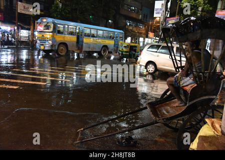 Kolkatas Rickshaw-Abzieher. Die dichte Metropole gehört zu den einzigen Orten in Indien – und zu den wenigen, die auf der Welt noch übrig sind – wo noch immer Flotten von handgezogenen Rikschas auf den Straßen unterwegs sind. Kalkutta, Indien. Stockfoto