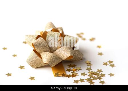 Stilvolle Geschenk präsent Schleifen und Gold Glitter auf weißem Hintergrund Stockfoto