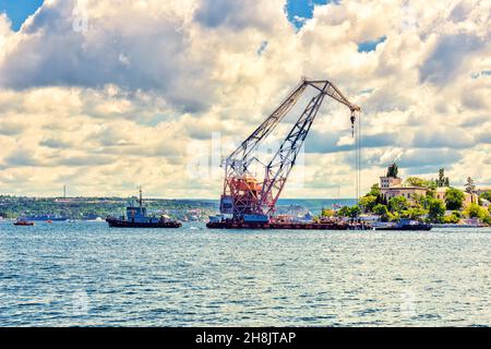 Bewegen eines großen schwimmenden Hafenkrans Stockfoto