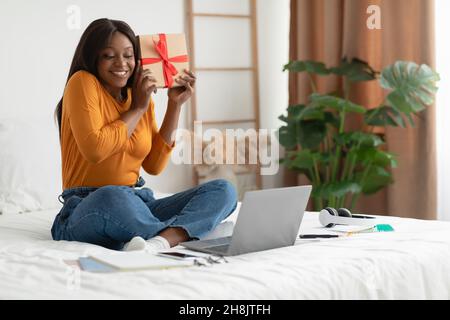 Fröhliche Afrikanische Weibliche Holding Präsentieren Video Calling Auf Laptop Indoor Stockfoto