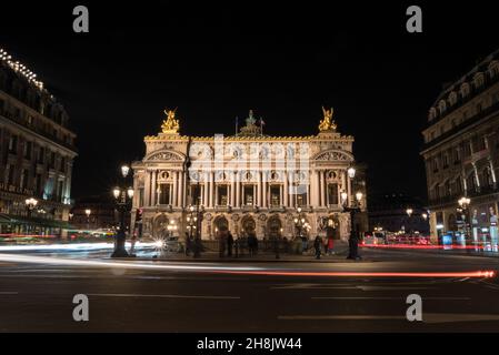 Berühmte Pariser Oper bei Nacht, Lichter des Verkehrs, der um, Frankreich führt Stockfoto