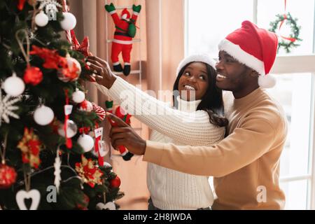Porträt der glücklichen schwarzen Familie Dekoration Weihnachtsbaum Stockfoto