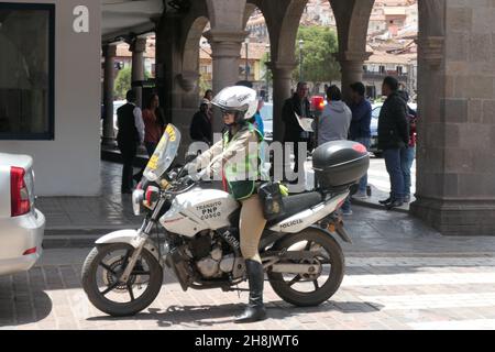 Polizei Motorradfahrer in Cusco Peru weibliche Fahrer Helm Stil Motorrad Bogen Fahrer Fahrer Fahrer Polizei Frau, die außerhalb der Polizei Polizisten fahren Stockfoto