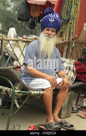 Neu Delhi, Neu Delhi, Indien. 29th. November 2021. Ein „Nihang Sikh“, der im Lager sitzt. (Bild: © Shikha Arya/Pacific Press via ZUMA Press Wire) Stockfoto