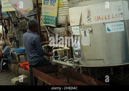 Neu Delhi, Neu Delhi, Indien. 29th. November 2021. In diesen Lagern wurden Wassertanks eingerichtet. (Bild: © Shikha Arya/Pacific Press via ZUMA Press Wire) Stockfoto