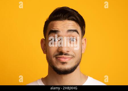 Überrascht Junger Mann Aus Dem Nahen Osten, Der Mit Weit Geöffneten Augen Die Kamera Anschaut Stockfoto