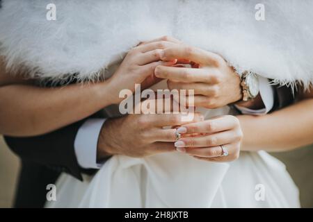 Nahaufnahme eines Paares, das Eheringe legt Stockfoto