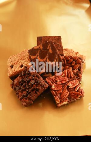 Stapel von Brownies auf goldenem Hintergrund, einfach, sauber, guter Platz für Kopien in Studiofotos Stockfoto