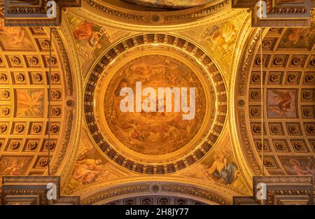 Forlí, ITALIEN - 11. NOVEMBER 2021: Das Fresko Gottes des Vaters unter den vier evangelistischen Symbolen in der Kuppel der Cattedrala di Santa Croce. Stockfoto