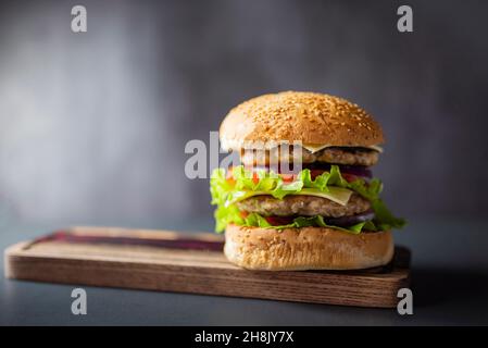 Grill, Junk Food, Produkt, Brett, Beef Burger, amerikanische Küche, Zutat, Gourmet, Fastfood, bbq, Käse, Restaurant, Nahaufnahme, Zwiebel, Fleisch, Gegrillt Stockfoto