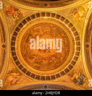 Forlí, ITALIEN - 11. NOVEMBER 2021: Das Fresko Gottes des Vaters unter den vier evangelistischen Symbolen in der Kuppel der Cattedrala di Santa Croce . Stockfoto