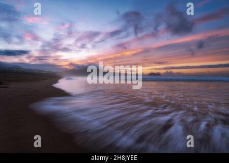 Schöne Stimmung am Strand von zarauz bei Sonnenuntergang Stockfoto