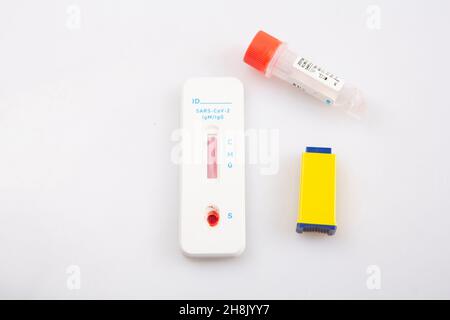 Isolierte Aufnahme einer Schnellexprimierungs-Antigenantikörper-Coronavirus Covid-19-Pandemietestprobe mit Blut, einer Lanzettenfläschchen und einer Lösung auf weißem Backgrou Stockfoto