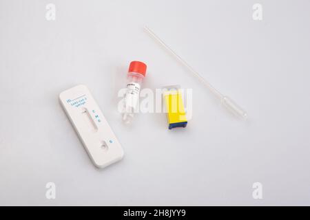 Isolierte Aufnahme einer neuen leeren, schnellen Express-Antigen-Antikörper-Coronavirus Covid-19-Pandemietestprobe, Blutsammler-Pastette, Lanzettenfläschchen, Lösung Stockfoto