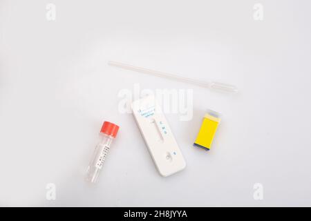 Isolierte Aufnahme einer neuen leeren, schnellen Express-Antigen-Antikörper-Coronavirus Covid-19-Pandemietestprobe, Blutsammler-Pastette, Lanzettenfläschchen, Lösung Stockfoto