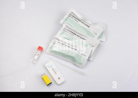 Isolierter Schuss eines negativen Ergebnisses Rapid Express-Antigen-Antikörper Coronavirus covid-19 Pandemietestprobe, Blutsammler-Pastette, Lanzettenfläschchen, so Stockfoto