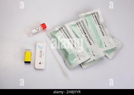 Isolierter Schuss eines negativen Ergebnisses Rapid Express-Antigen-Antikörper Coronavirus covid-19 Pandemietestprobe, Blutsammler-Pastette, Lanzettenfläschchen, so Stockfoto