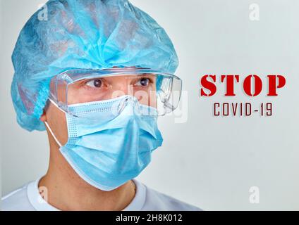 Stop Coronavirus COVID19 Konzeptfoto. Medizinischer Hintergrund, Instrumente, Spritze, Schablone, Tapete. Coronavirus-Krankheitskonzept Stockfoto