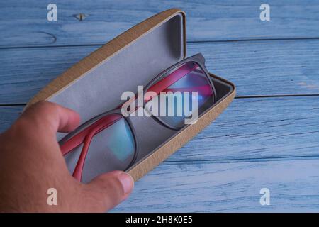 Nahaufnahme einer Hand, die seine optische Brille hält Stockfoto