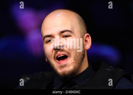 Luca Brecel reagiert während seines Spiels gegen Stephen Maguire am achten Tag der Cazoo UK Championship beim York Barbican. Bilddatum: Dienstag, 30. November 2021. Stockfoto