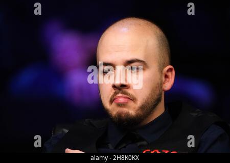 Luca Brecel reagiert während seines Spiels gegen Stephen Maguire am achten Tag der Cazoo UK Championship beim York Barbican. Bilddatum: Dienstag, 30. November 2021. Stockfoto